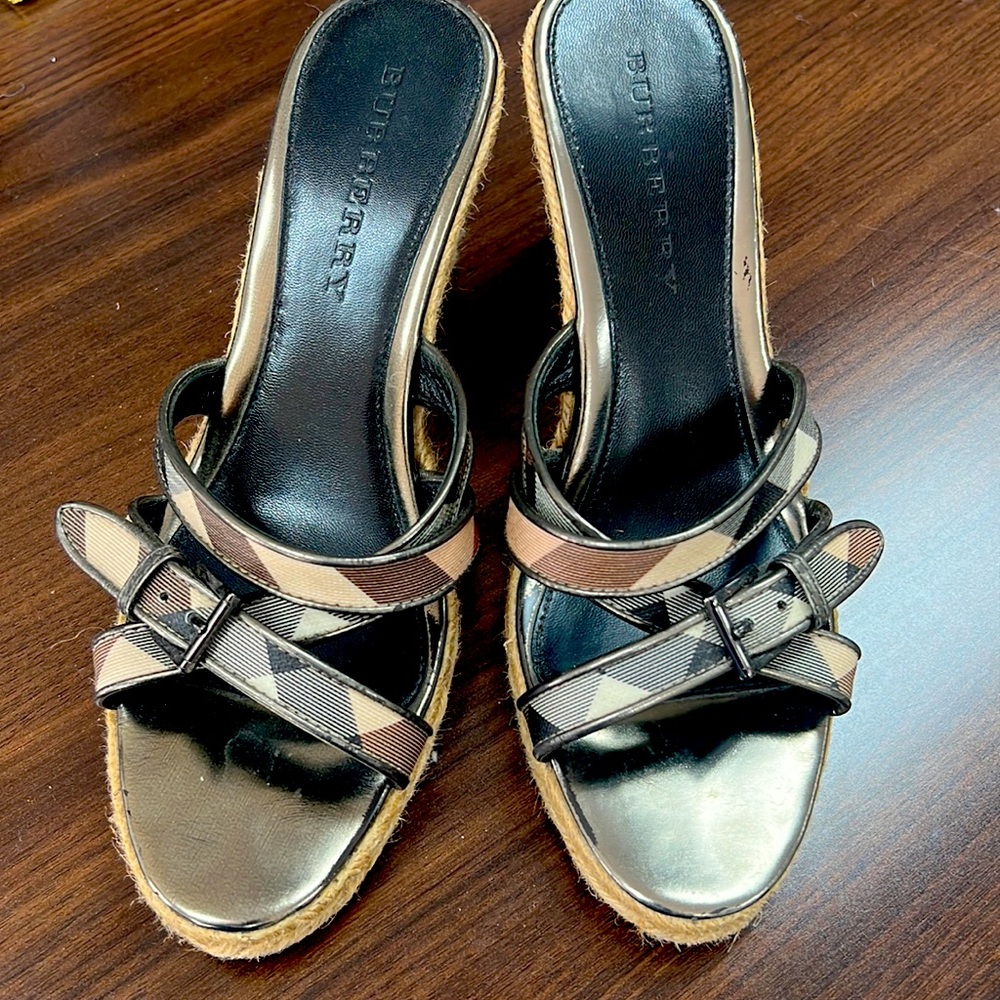 Women’s wedge shoes in great condition. Like brand new.